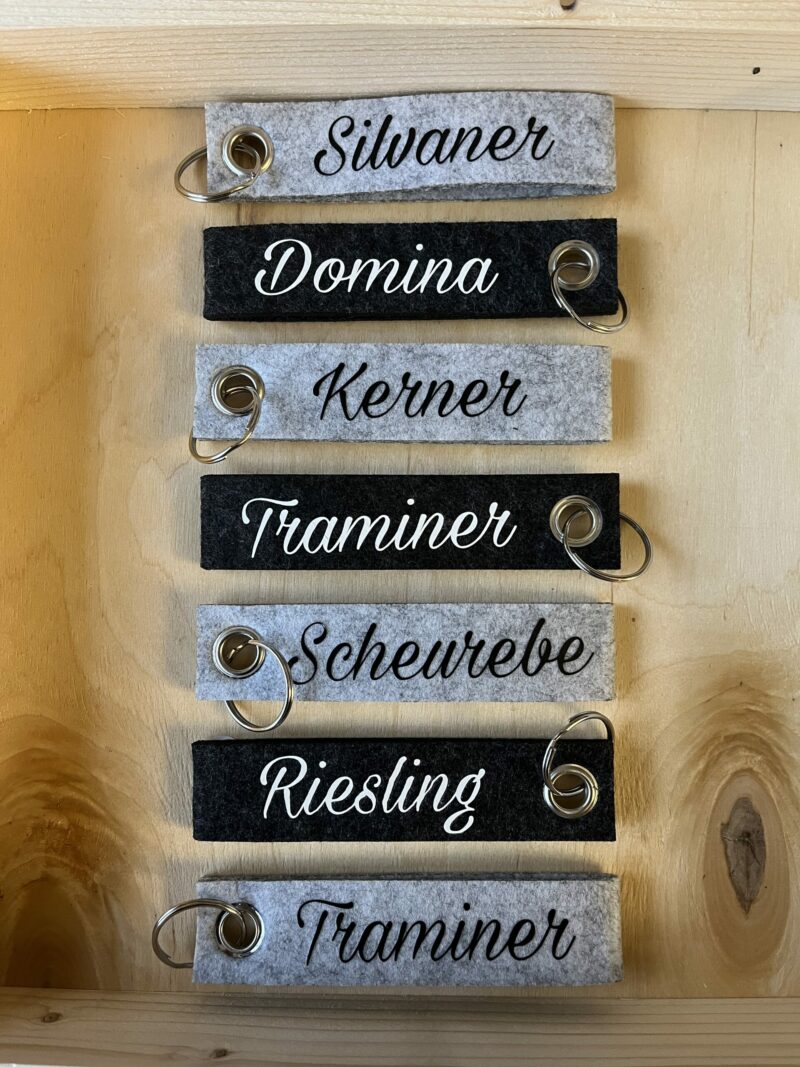 Verschiedene Schlüsselanhänger mit Rebsorten