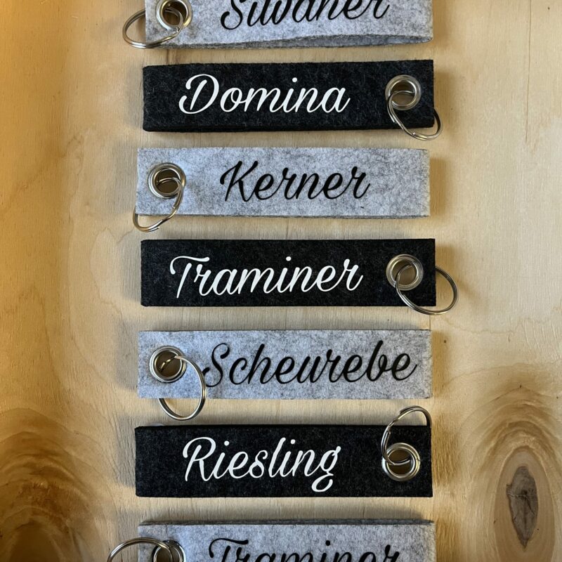 Verschiedene Schlüsselanhänger mit Rebsorten