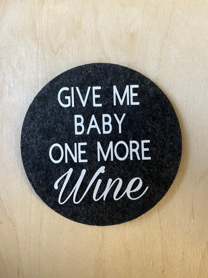 Untersetzer aus Filz für Weinliebhaber (Give me Baby one more Wine) hellgrau – Bild 2