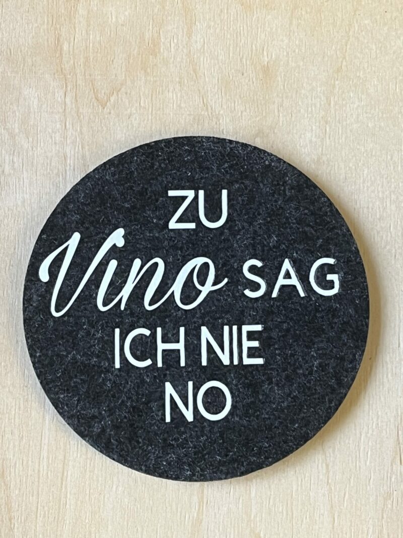 Untersetzer aus Filz für Weinliebhaber (Zu Vino sag ich nie no) hellgrau – Bild 2