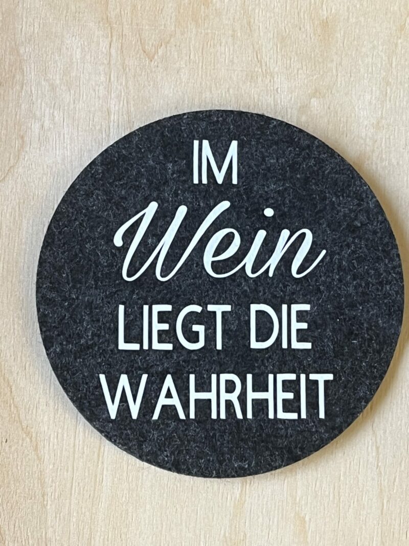 Untersetzer aus Filz für Weinliebhaber (Im Wein liegt die Wahrheit) hellgrau – Bild 2