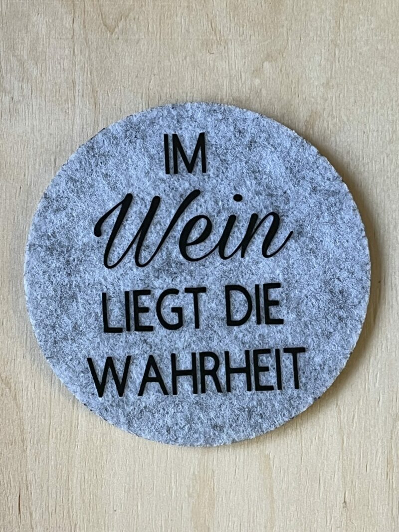 Untersetzer aus Filz für Weinliebhaber (Im Wein liegt die Wahrheit) hellgrau