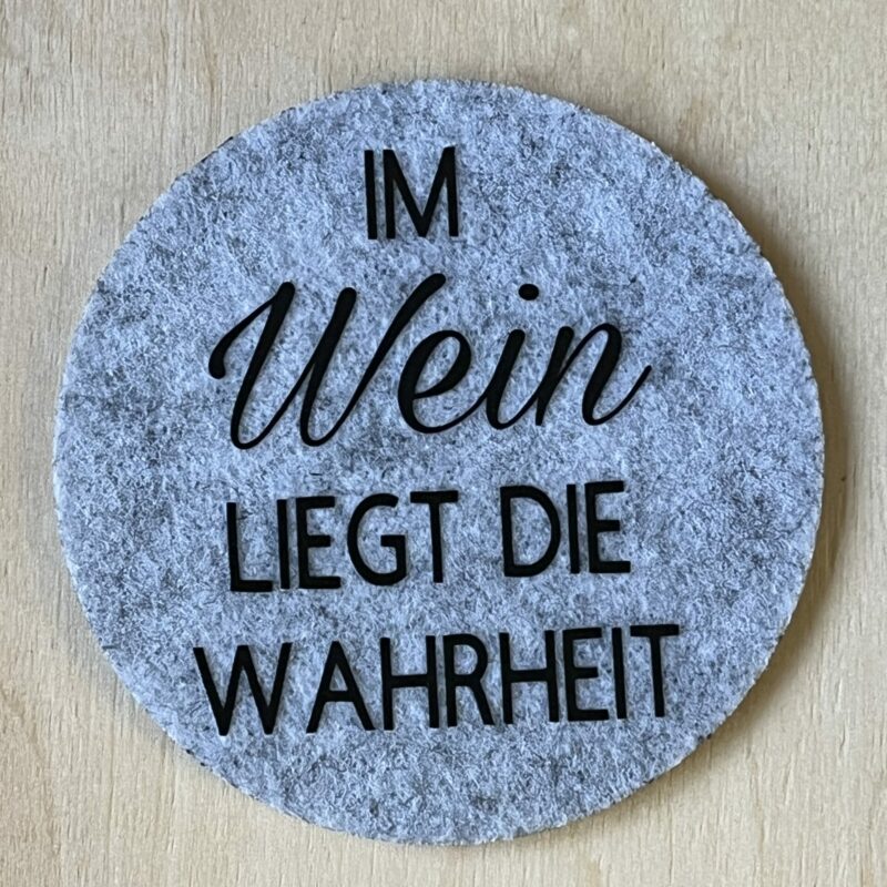 Untersetzer aus Filz für Weinliebhaber (Im Wein liegt die Wahrheit) hellgrau