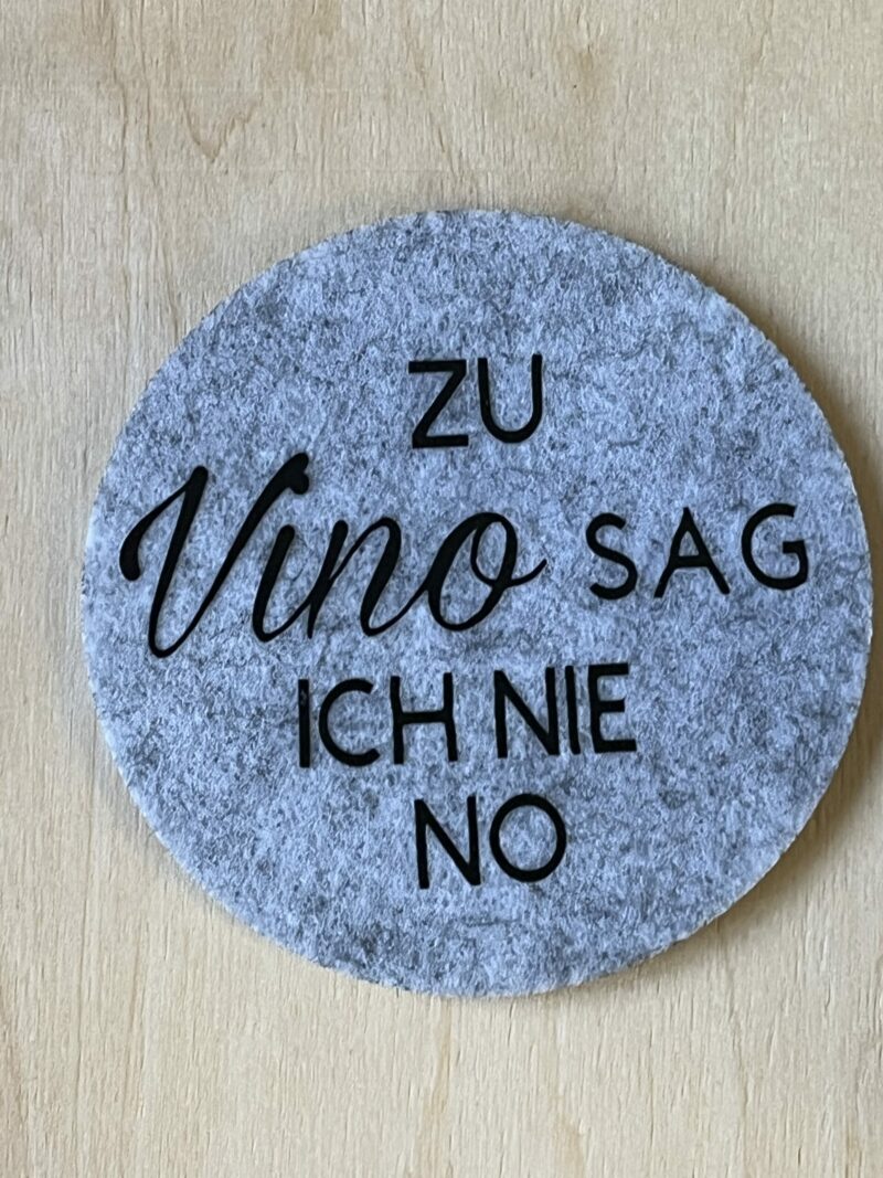 Untersetzer aus Filz für Weinliebhaber (Zu Vino sag ich nie no) hellgrau