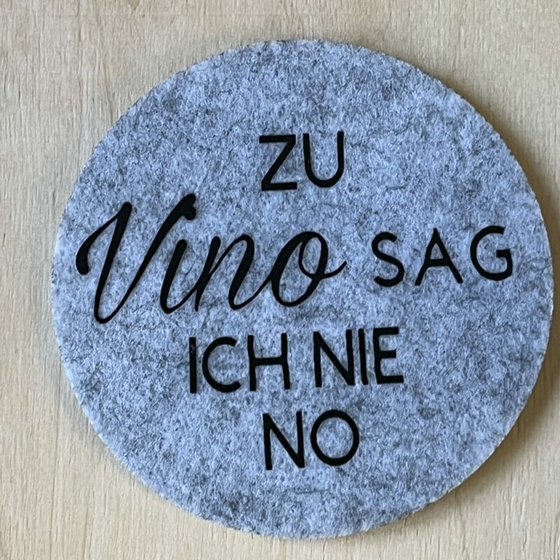 Untersetzer aus Filz für Weinliebhaber (Zu Vino sag ich nie no) hellgrau