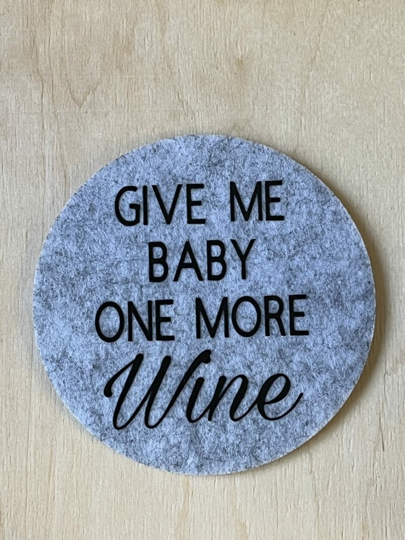 Untersetzer aus Filz für Weinliebhaber (Give me Baby one more Wine) hellgrau