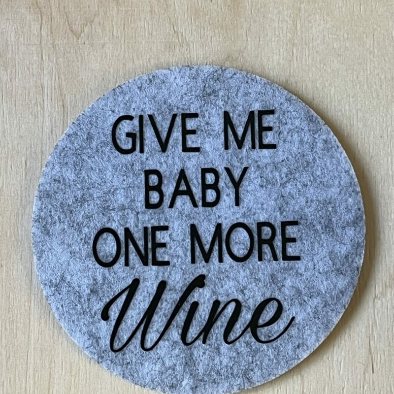 Untersetzer aus Filz für Weinliebhaber (Give me Baby one more Wine) hellgrau