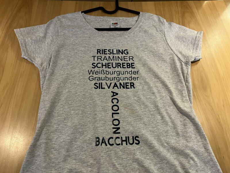 Tshirt- Weinglas aus Rebsortennamen