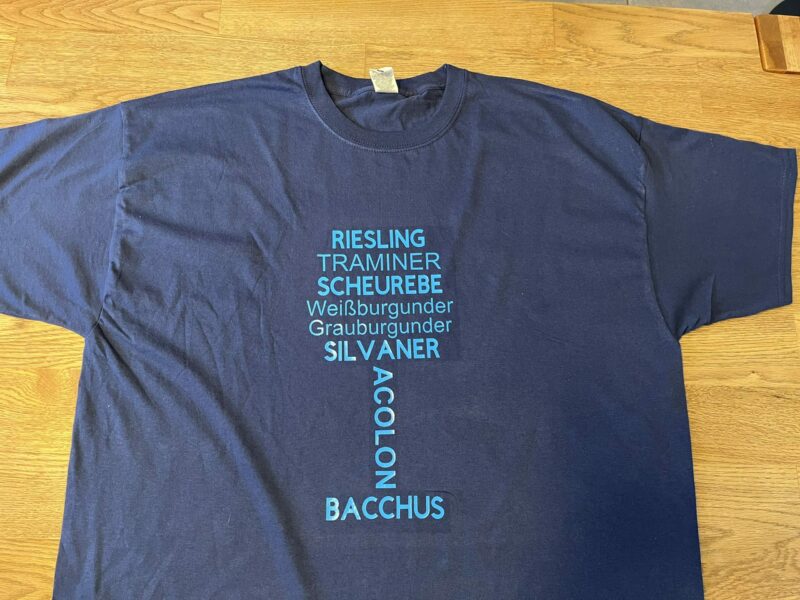 Tshirt- Weinglas aus Rebsortennamen – Bild 2