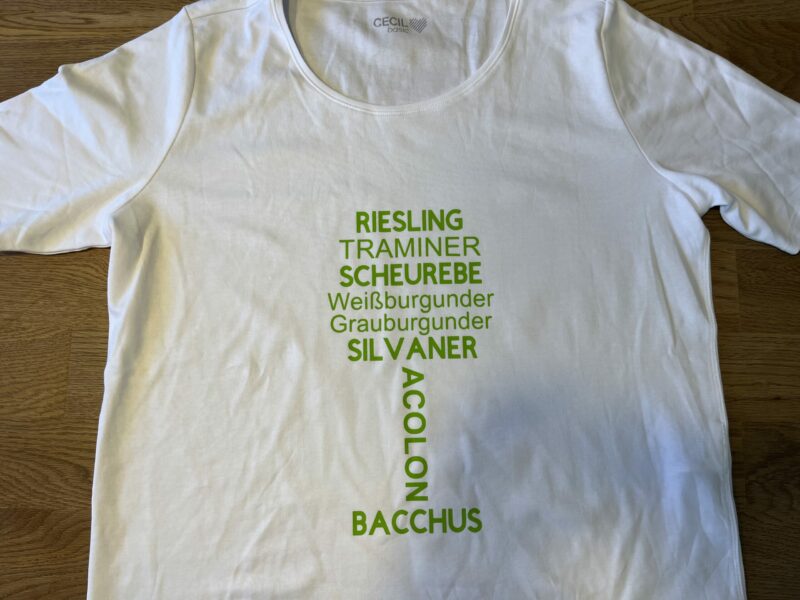 Tshirt- Weinglas aus Rebsortennamen – Bild 3