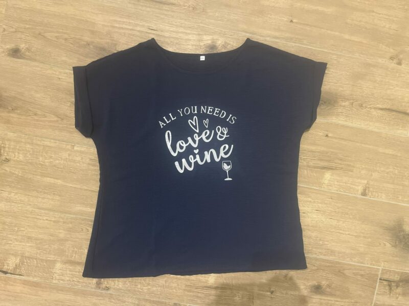 T-Shirt "all you need is love and wine"