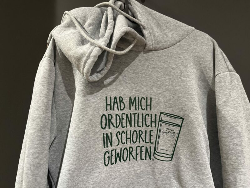 Hoodie "Hab mich Ordentlich in Schorle Geworfen"